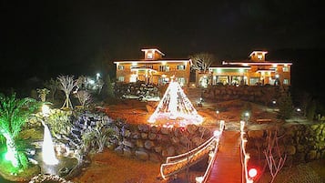 Fachada de la propiedad por la tarde o noche