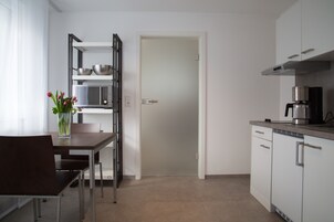 Apartment, Balkon (C) | Essbereich im Zimmer