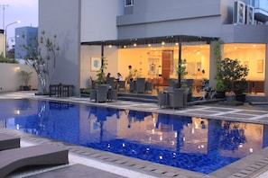 Una piscina al aire libre