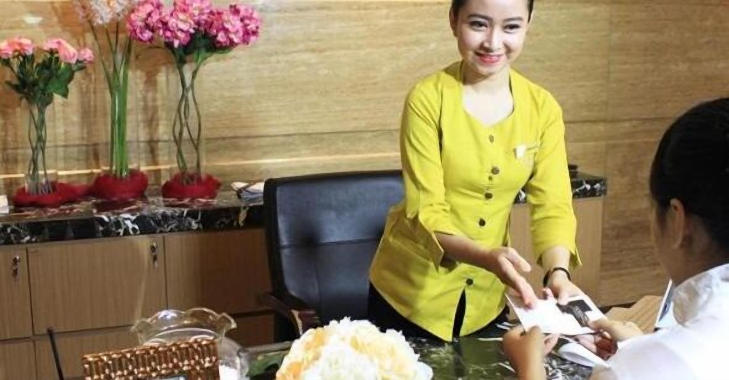 2 restaurants, breakfast, lunch, dinner served; international cuisine