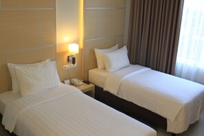 Free minibar, in-room safe, desk, blackout curtains - Horison Hotel Sukabumi (Sukabumi)
