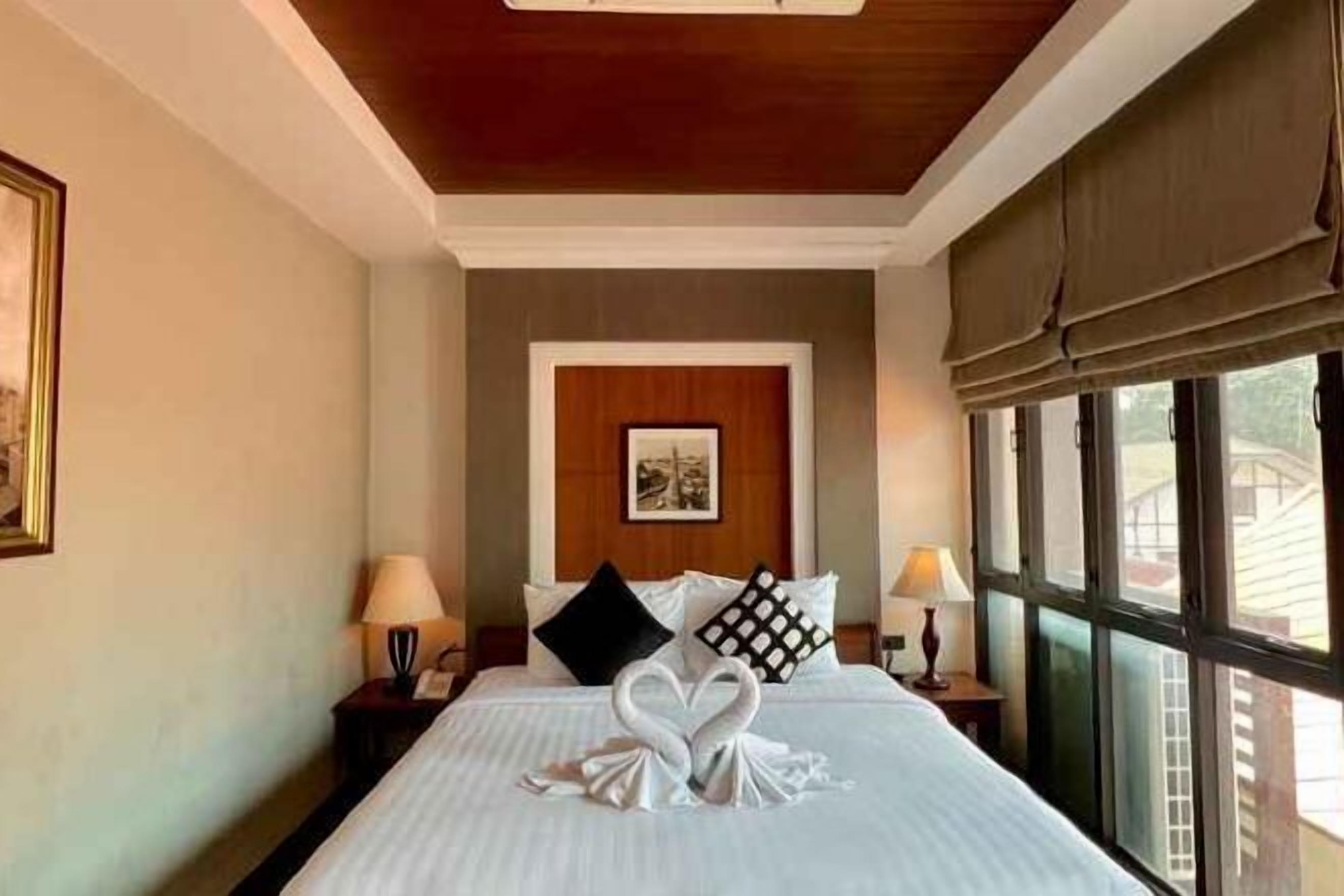 Minibaari, tallelokero huoneessa, työpöytä, silitysrauta/-lauta