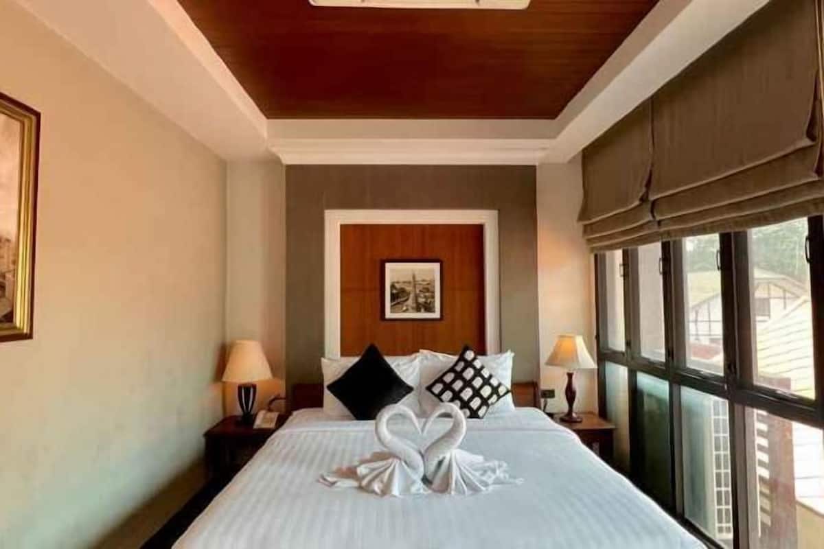 Minibar, in-room safe, desk, iron/ironing board