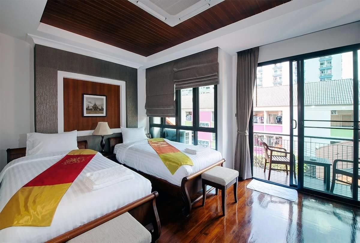 Minibar, in-room safe, desk, iron/ironing board