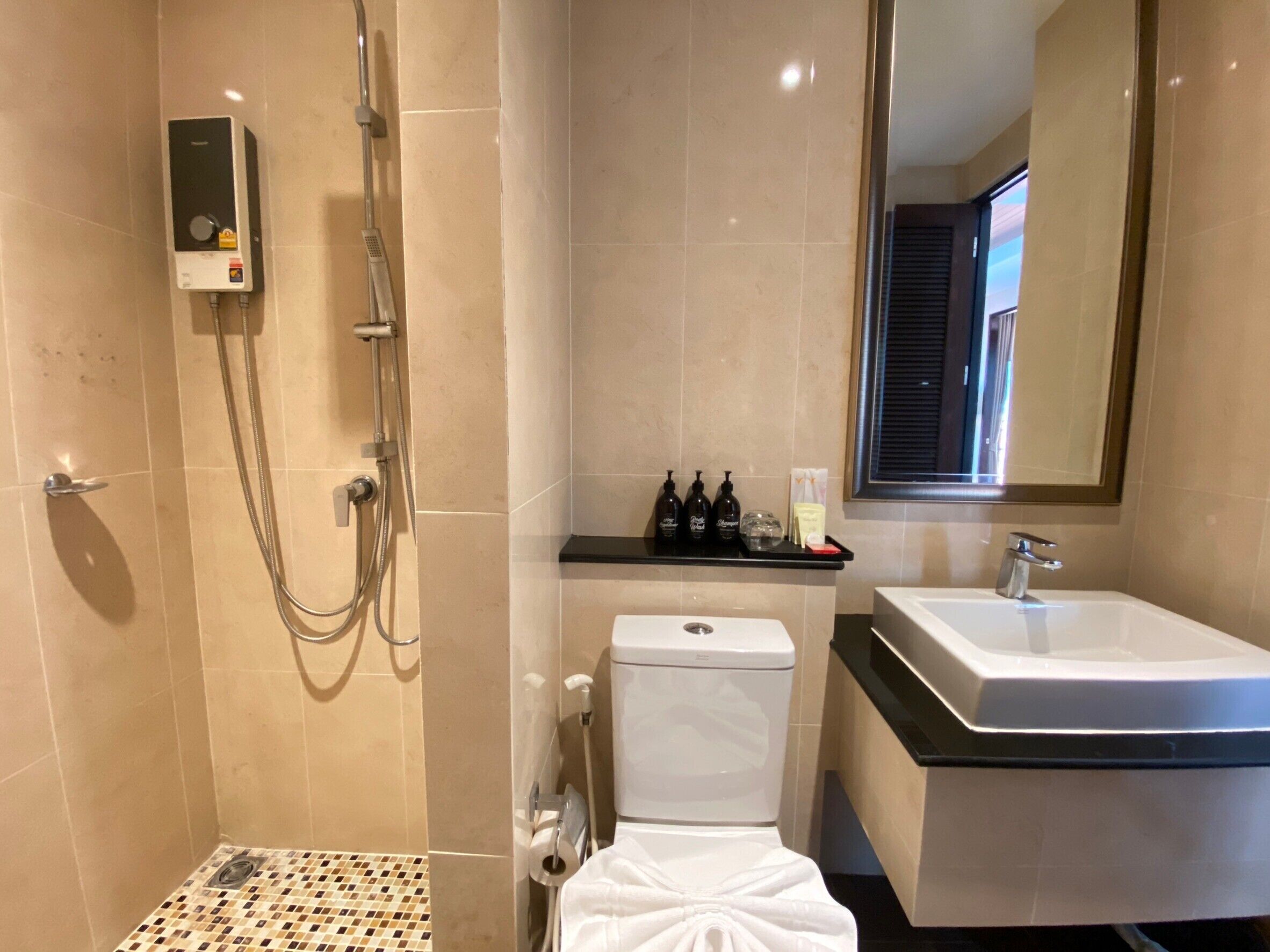 suite | bathroom | shower, free toiletries, hair dryer, bathrobes