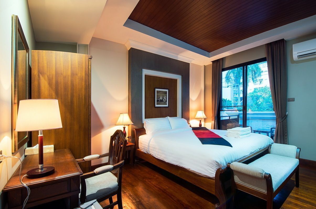 Minibar, in-room safe, desk, iron/ironing board