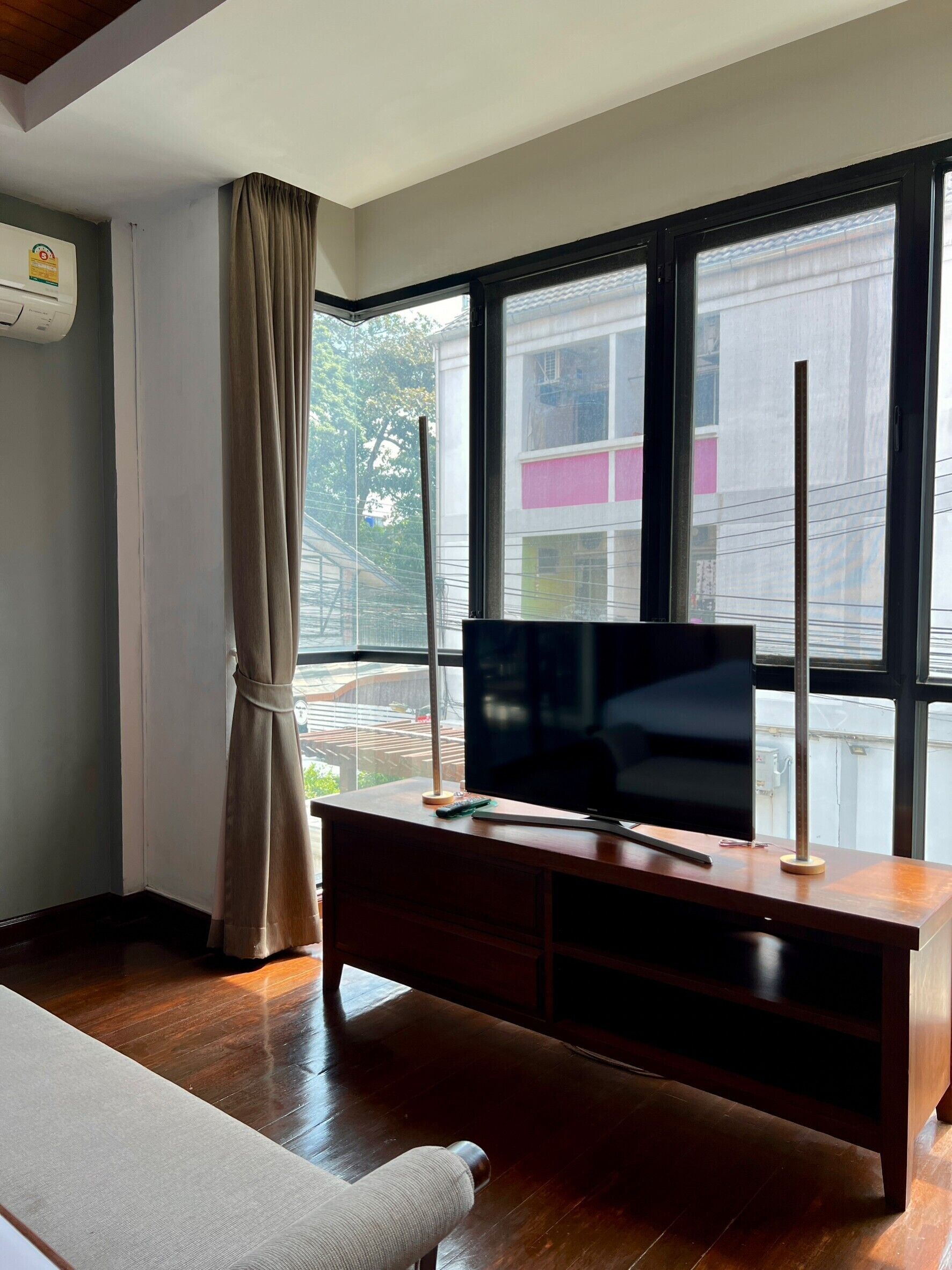 deluxe room | minibar, in-room safe, desk, iron/ironing board