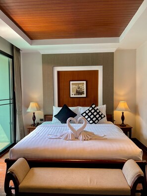 Standard Room, 1 Double Bed | Minibar, in-room safe, desk, iron/ironing board - Yotaka Bangkok Hotel (Bangkok)