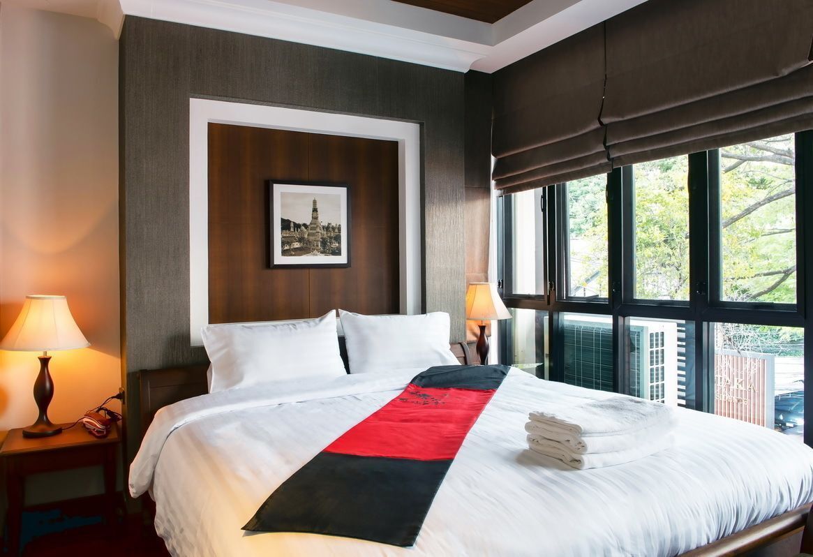 Minibar, in-room safe, desk, iron/ironing board