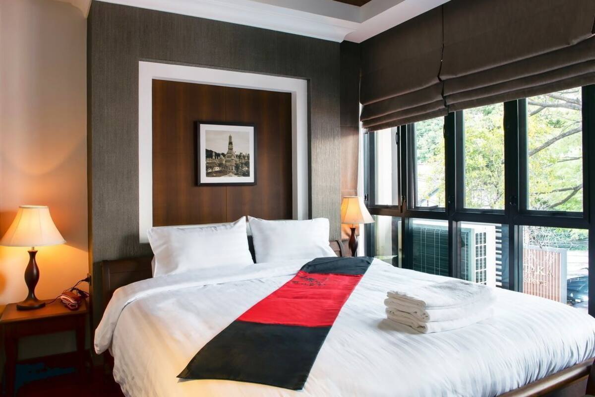 Minibar, in-room safe, desk, iron/ironing board