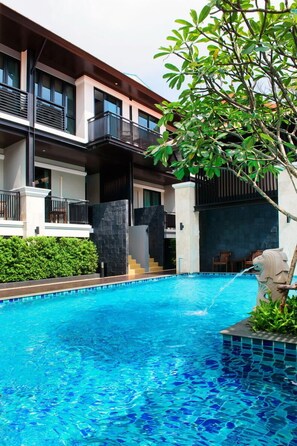 Outdoor pool, sun loungers - Yotaka Bangkok Hotel (Bangkok)