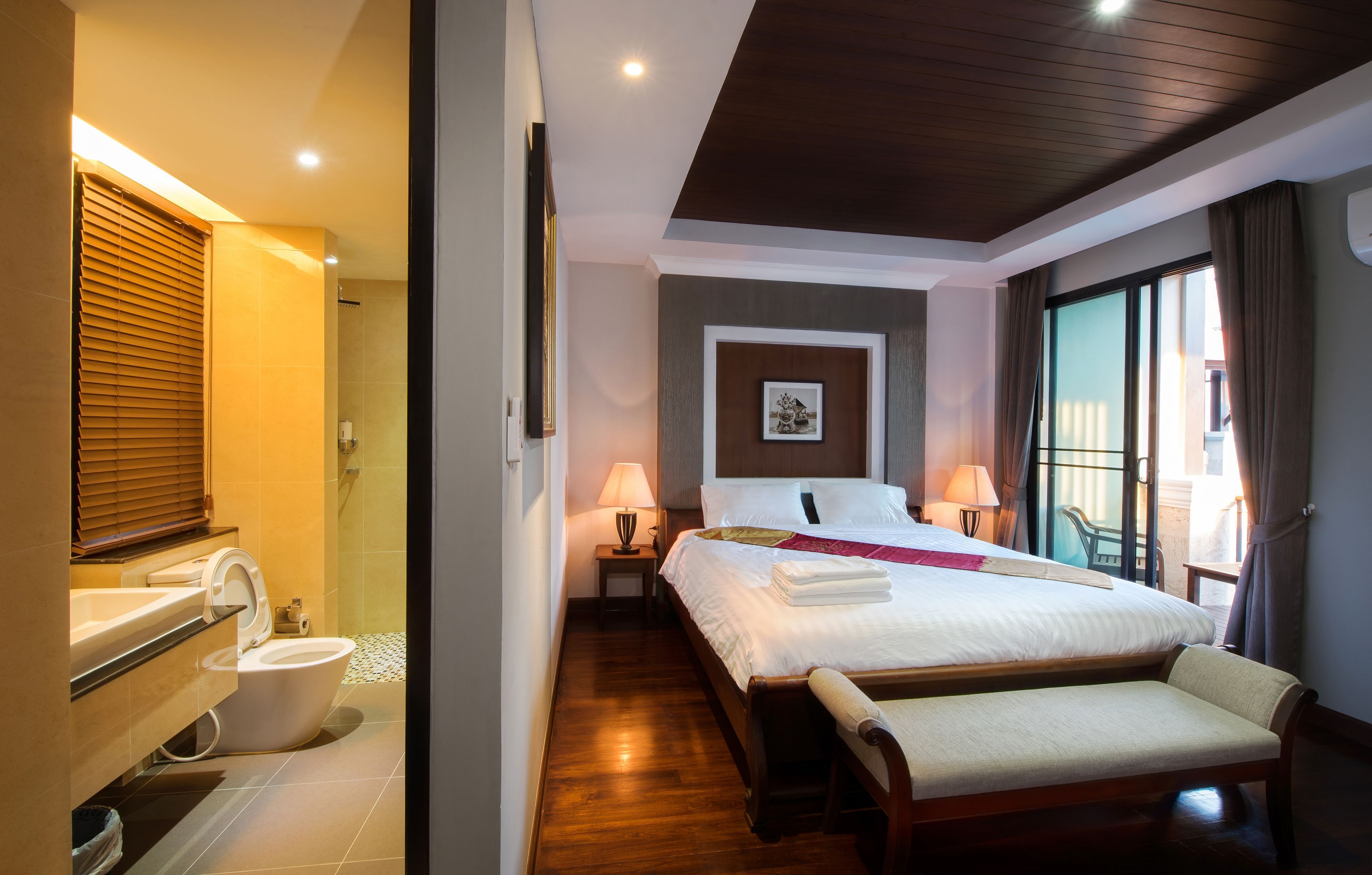 Minibar, in-room safe, desk, iron/ironing board