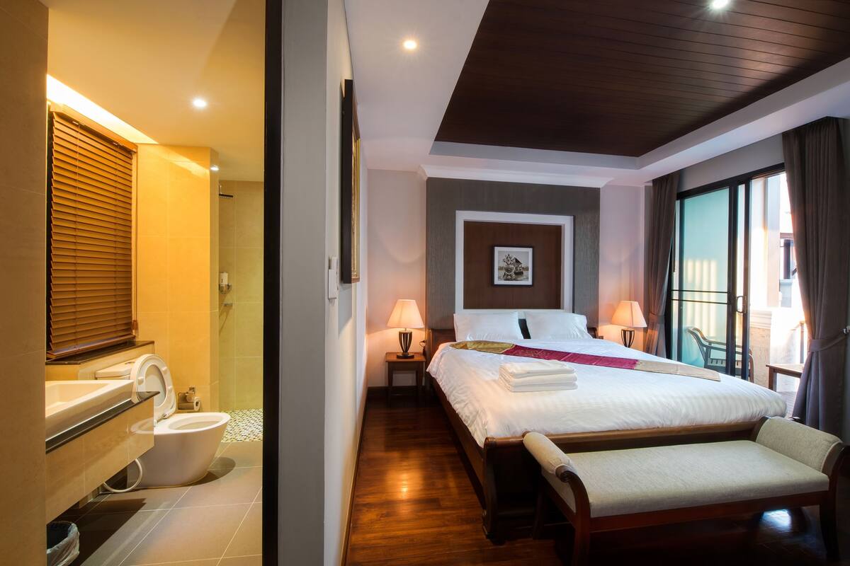 Minibar, in-room safe, desk, iron/ironing board