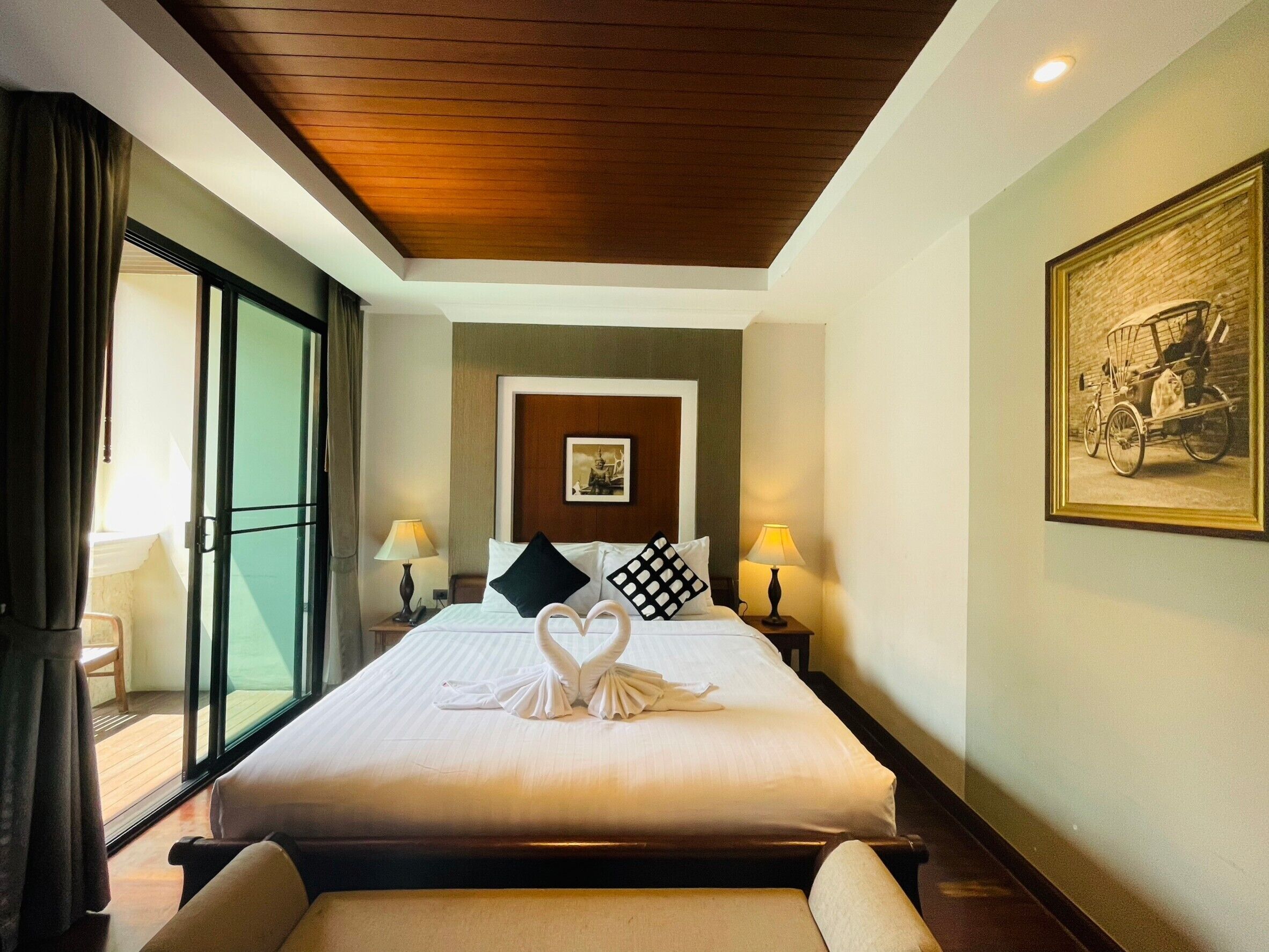 standard room, 1 double bed | minibar, in-room safe, desk, iron/ironing board