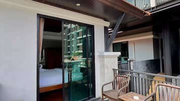 Deluxe Room | Living area | 40-inch flat-screen TV with cable channels, TV