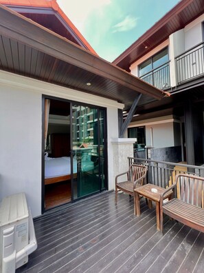 豪華客房 | 起居區 | 40-吋平面電視、有線頻道、電視