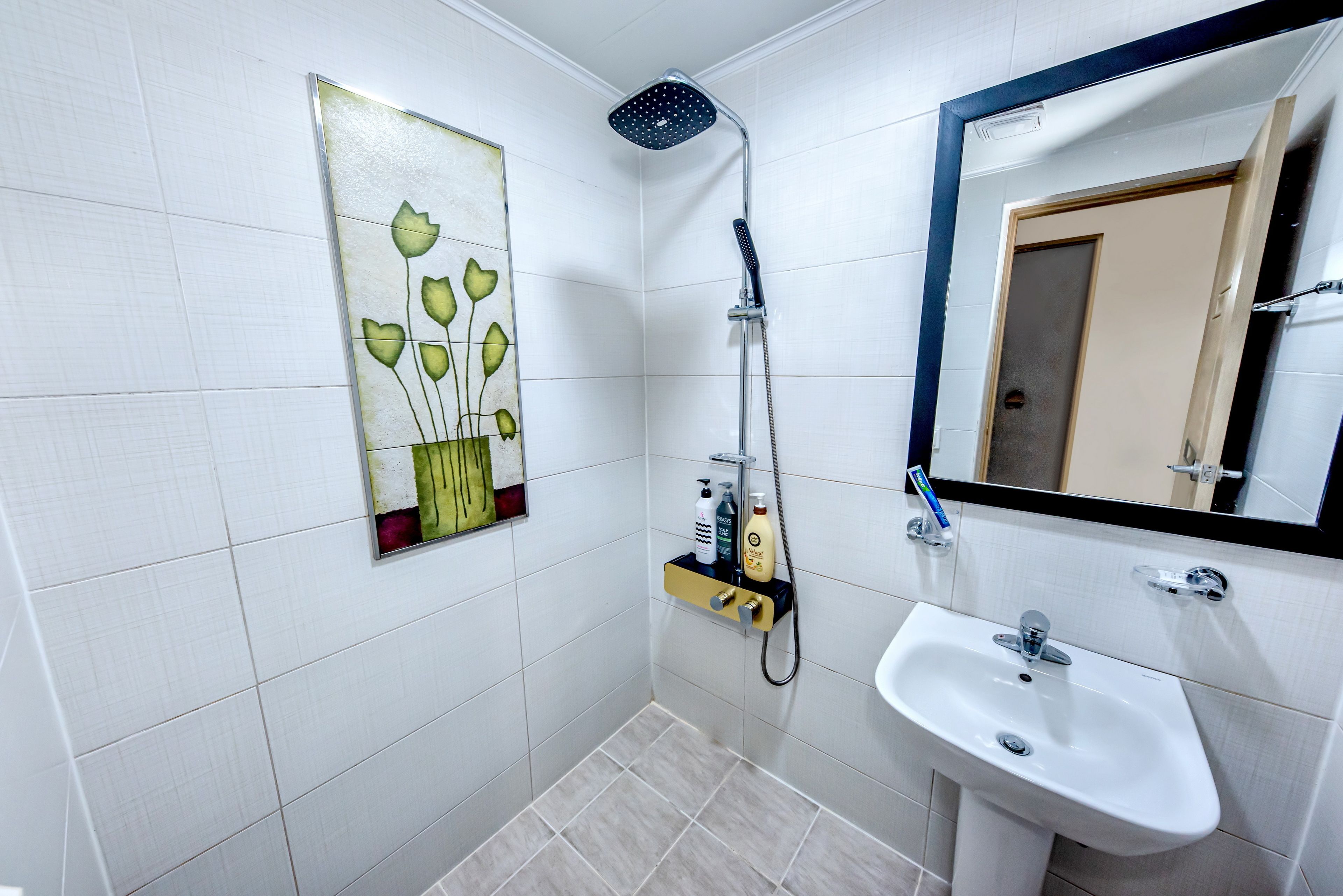 standard double or twin room (randonly assigned, main building) | bathroom | shower, free toiletries, hair dryer, towels