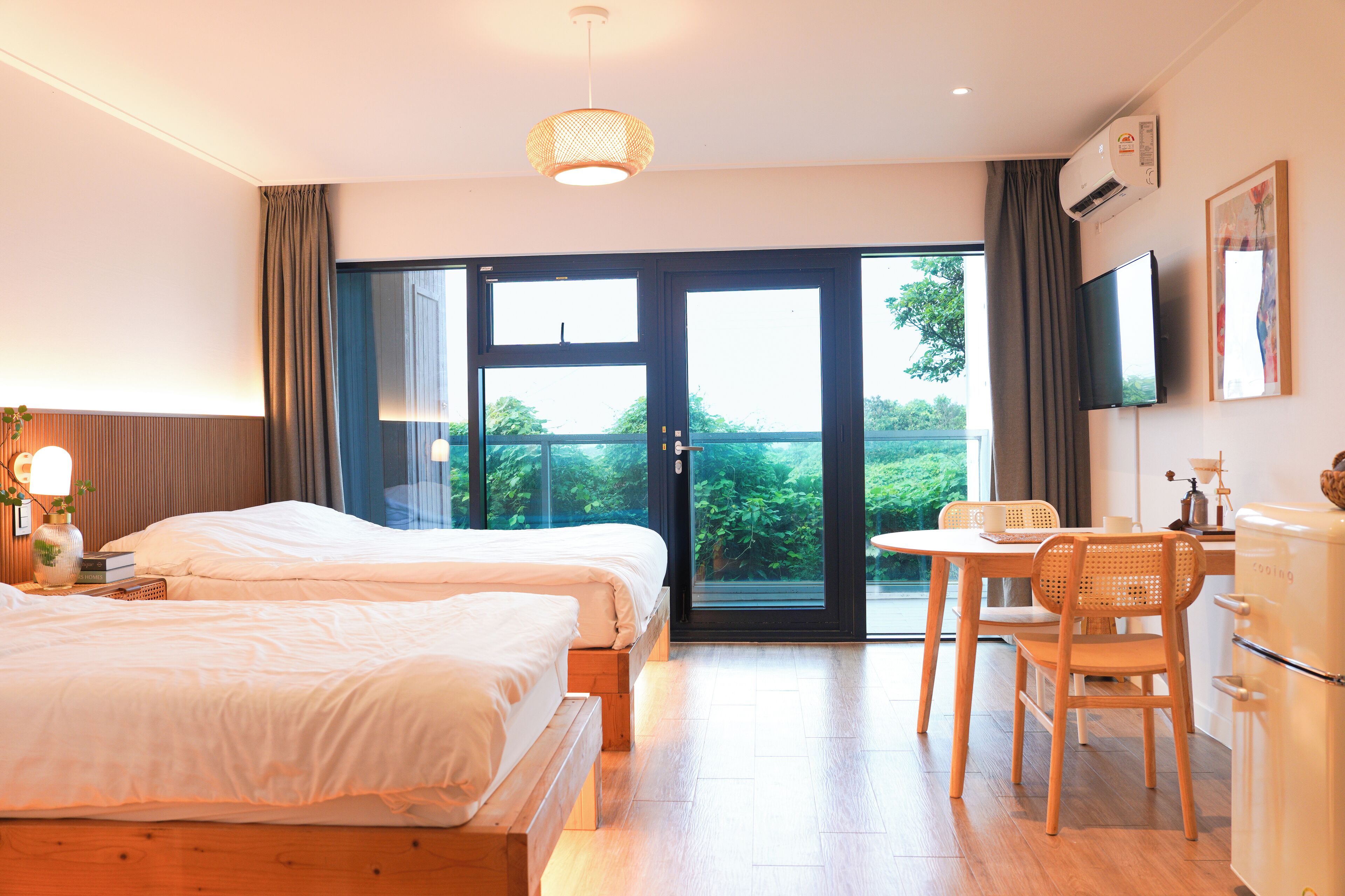 deluxe twin room | free wifi, bed sheets