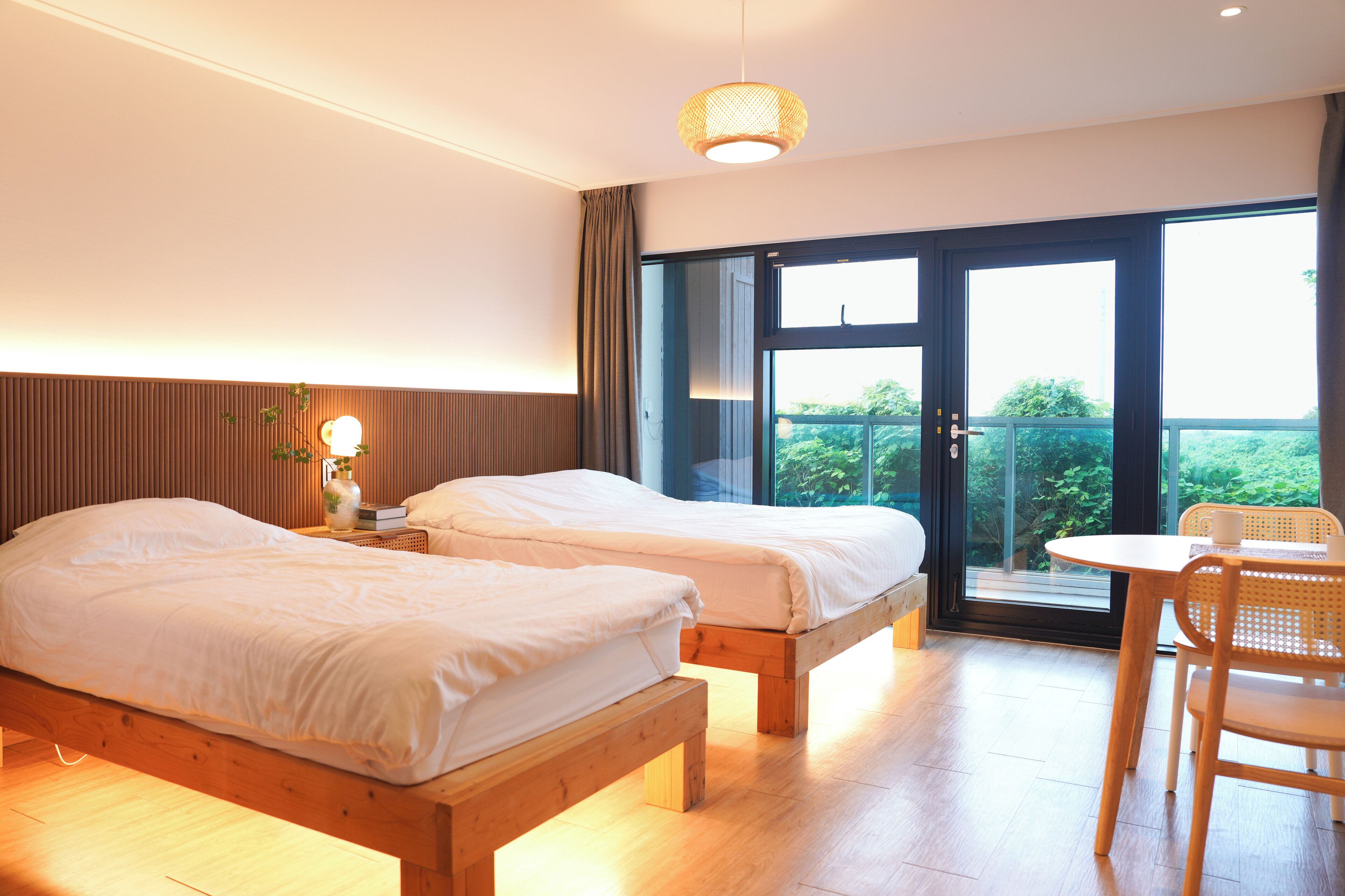 deluxe twin room | free wifi, bed sheets