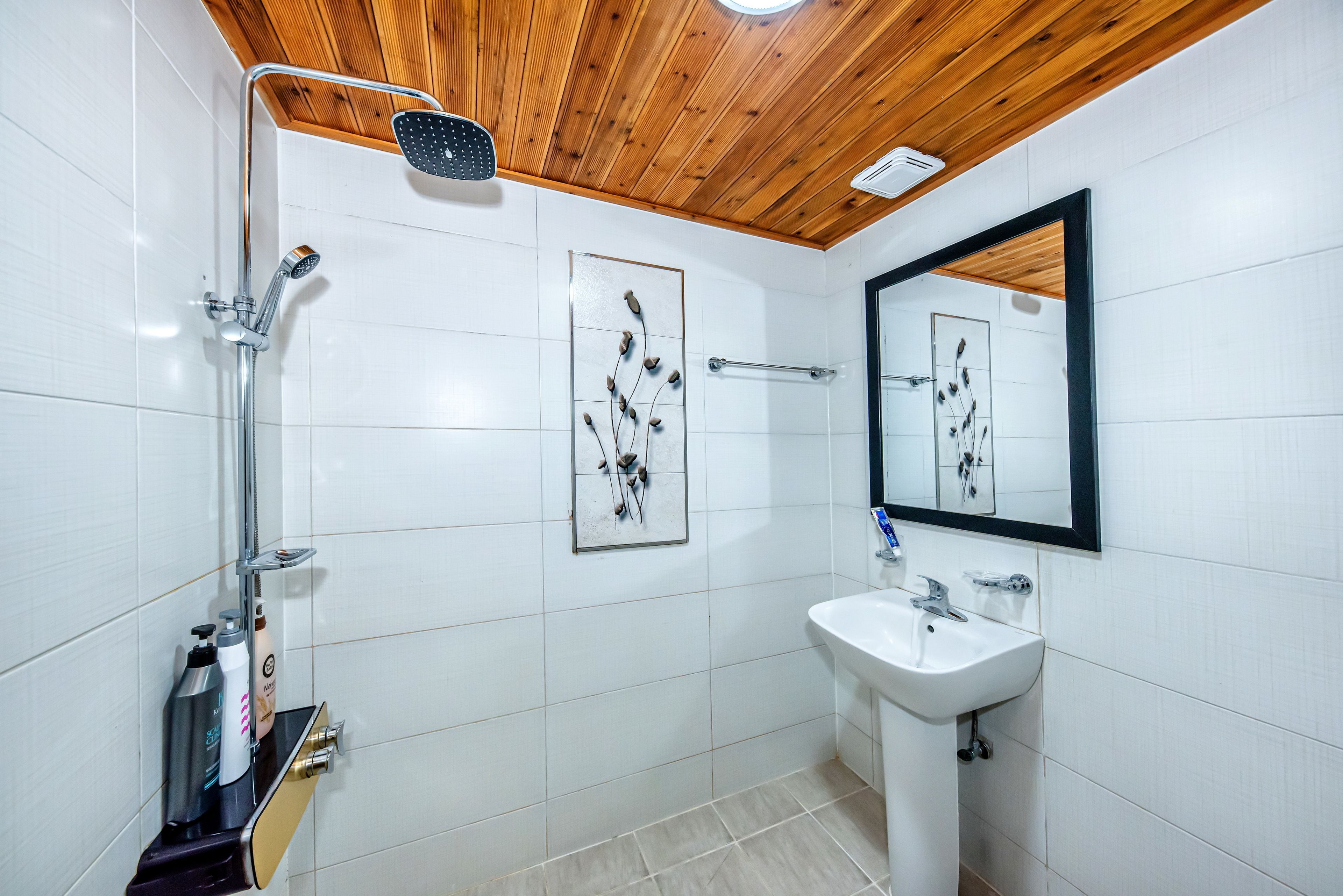 house (main building) | bathroom | shower, free toiletries, hair dryer, towels