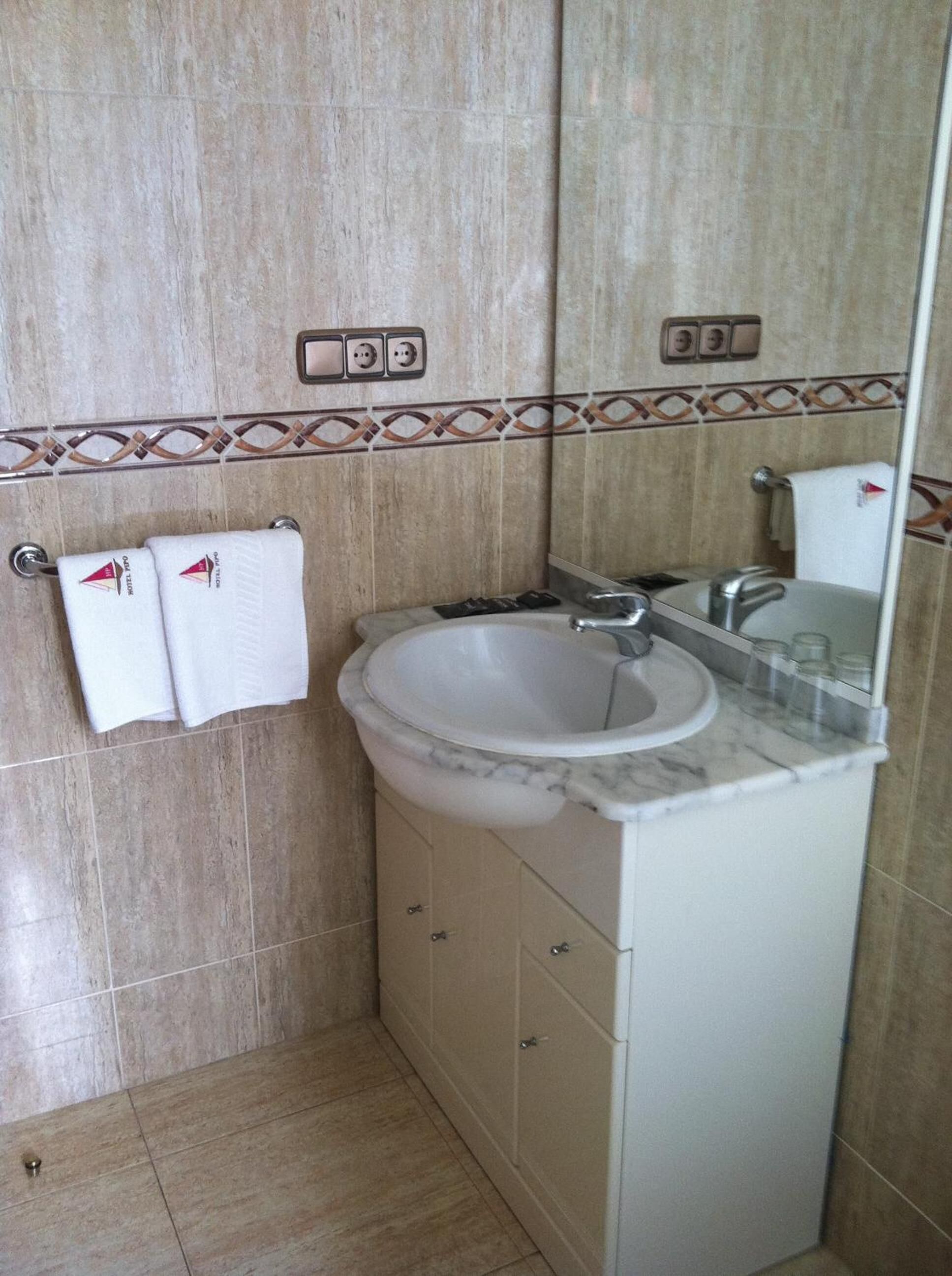 combined shower/bathtub, free toiletries, hair dryer