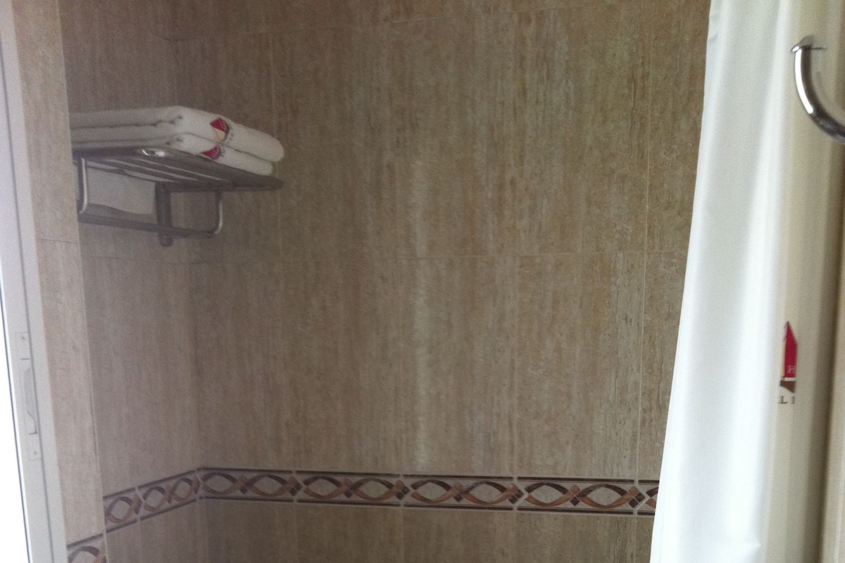 Duş/küvet kombinasyonu, ücretsiz banyo/kozmetik ürünleri