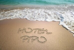 A sandy beach with the words "HOTEL PIPO" written in the sand. - Hotel Pipo (Sanxenxo)