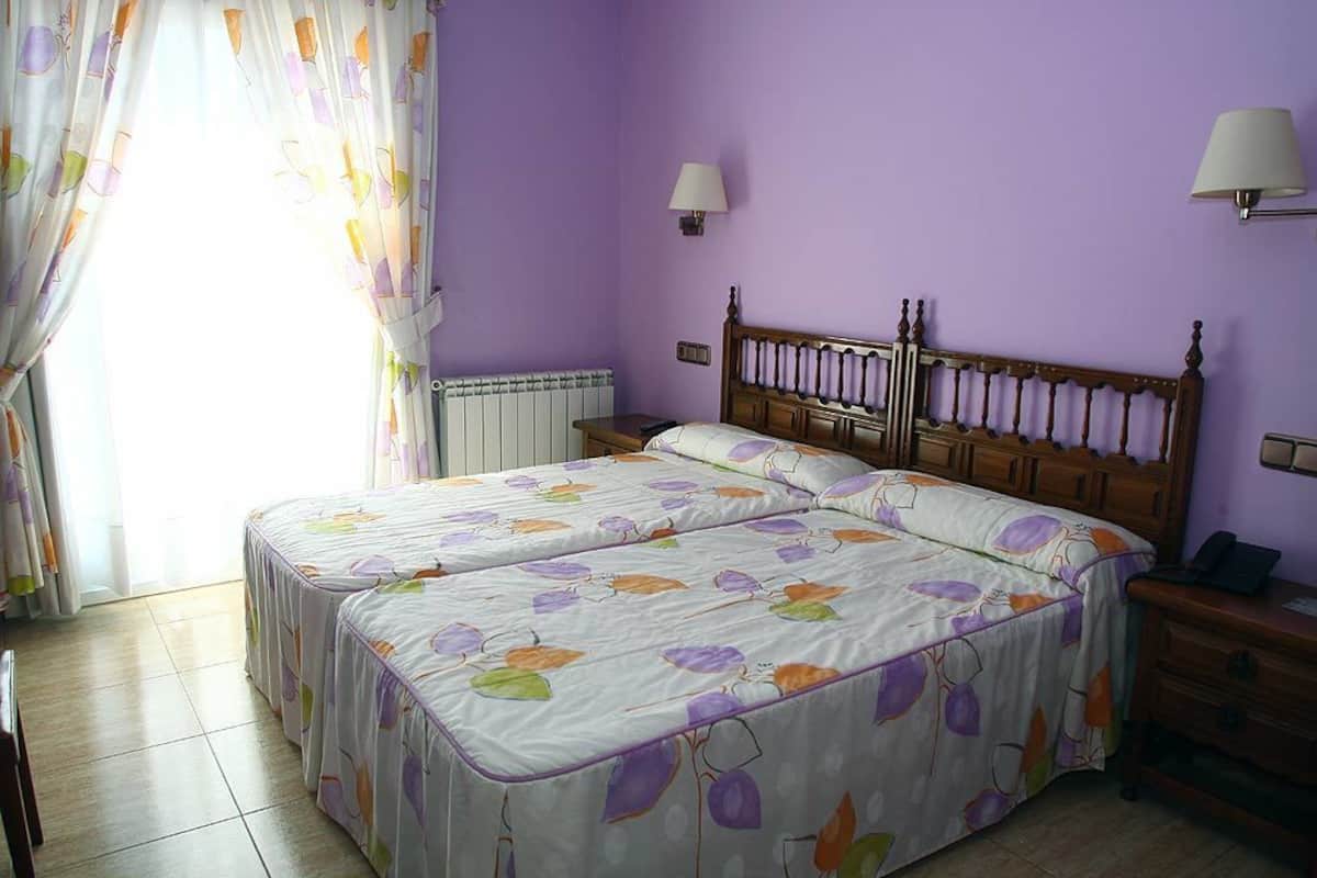 İki Ayrı Yataklı Oda, Balkon | Masa, güneşlik/perde, ücretsiz beşik/çocuk yatağı