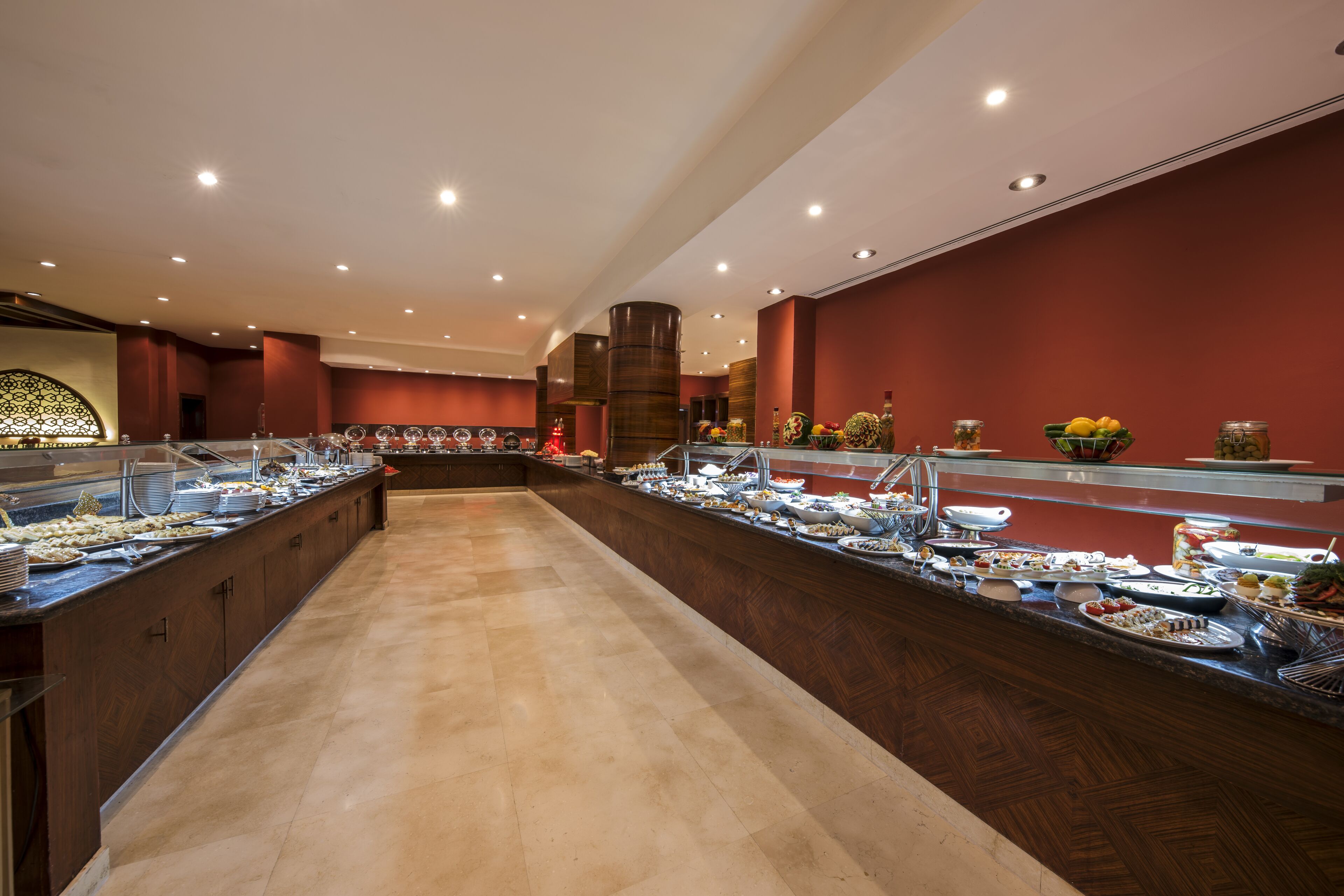 Se ofrece un desayuno bufé (10 USD por persona)