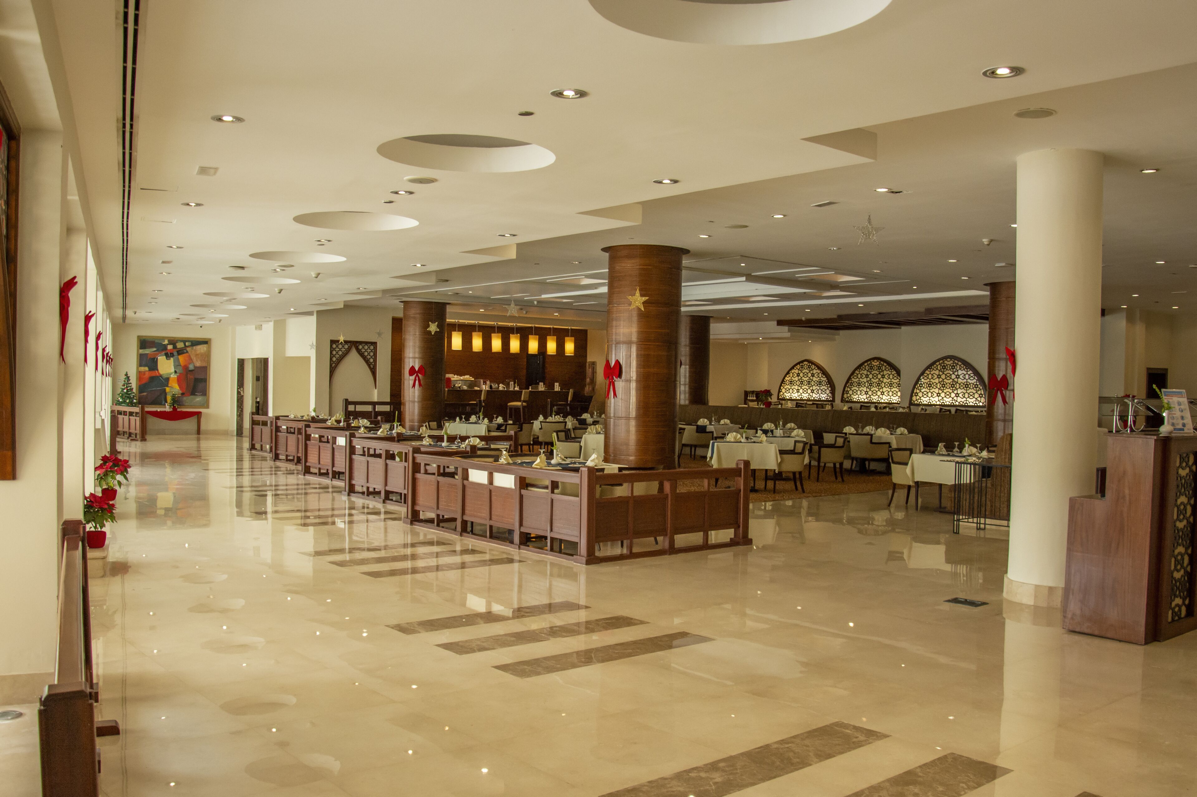 2 restaurants, international cuisine