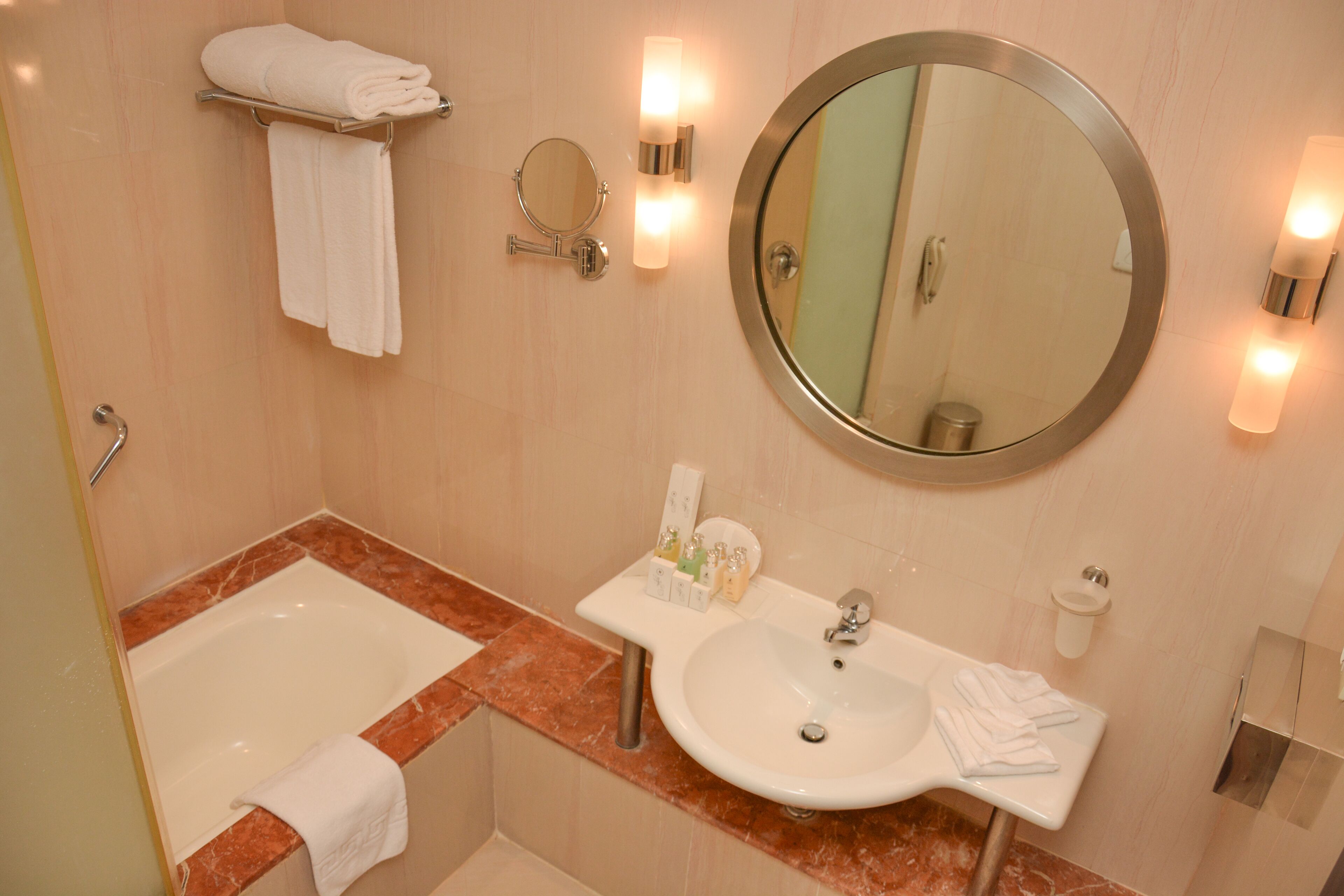 junior studio suite, city view | bathroom | free toiletries, hair dryer, towels