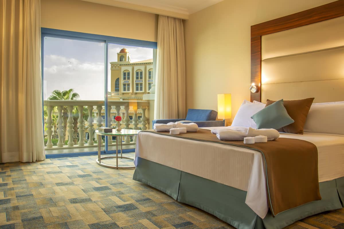 Suite (Corner) | 1 bedroom, minibar, in-room safe, desk