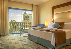 Suite (Corner) | Minibar, in-room safe, desk, blackout drapes