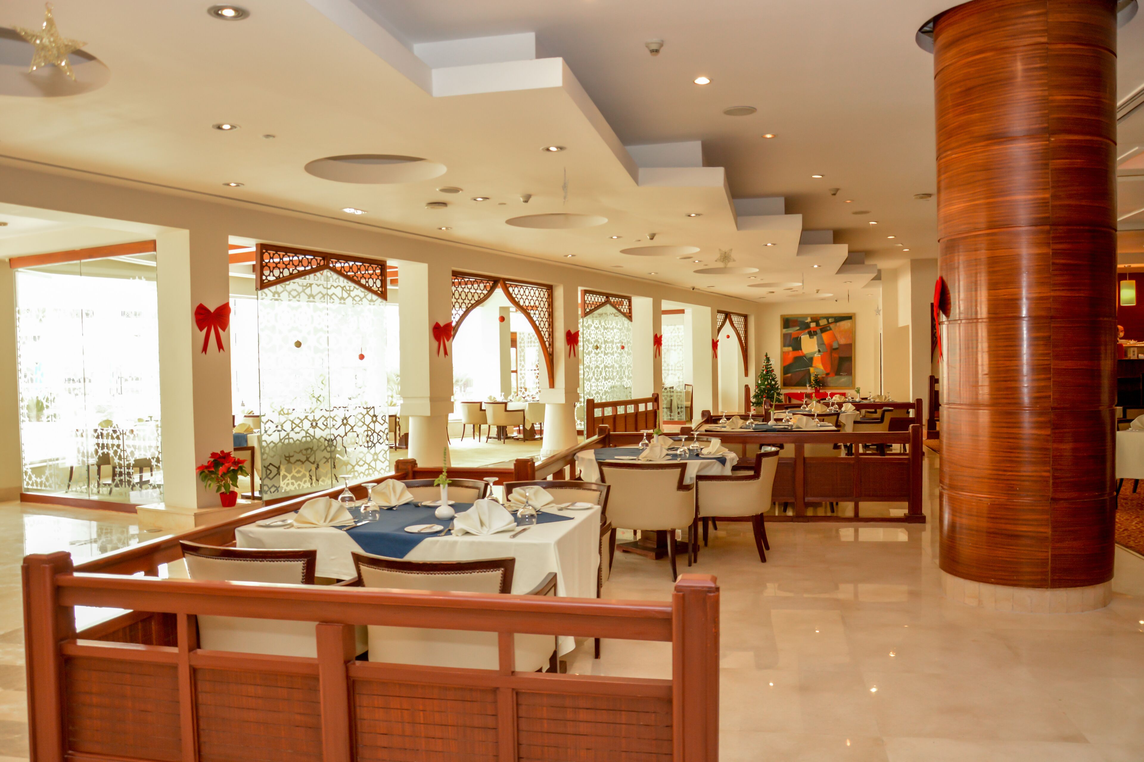 2 restaurants, international cuisine