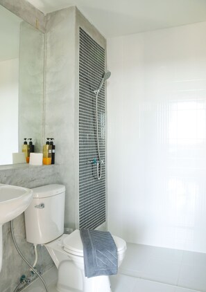 Studio majestueux | Salle de bain | Douche, articles de toilette (gratuits), séchoir à cheveux