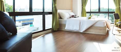 Grand Studio | Minibar, desk, blackout drapes, free WiFi