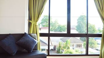 Studio Besar | Minibar, meja kerja, tirai kedap cahaya, dan Wi-Fi gratis