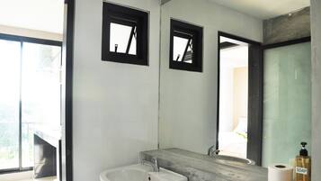 Grand Studio | Bathroom | Shower, free toiletries, hair dryer, towels