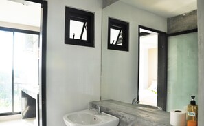 Grand Studio | Bathroom