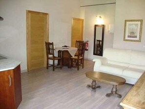 Apartment, 2 Schlafzimmer (Os Castros) | Wohnbereich | Flachbildfernseher