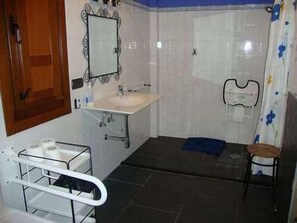 Lägenhet - 1 sovrum (Cinxe) | Badrum | Dusch, gratis toalettartiklar, hårtork och handdukar