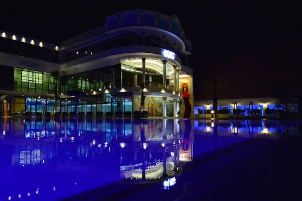 Voorkant accommodatie - avond/nacht