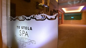 A hallway with a frosted glass door labeled 'TE STELA SPA'. - Te Stela Resort (Kashar)