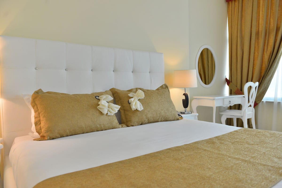 superior double room | 3 bedrooms, minibar, in-room safe, desk