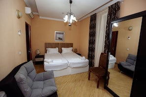 Quarto casal ou duplo standard | Roupas de cama premium, escrivaninha, quartos à prova de som