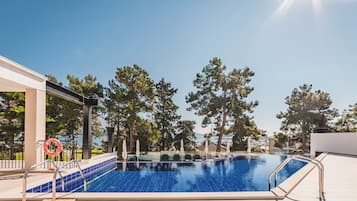 Seasonal outdoor pool, pool umbrellas, sun loungers