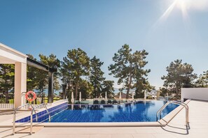 Sesongbasert utendørsbasseng, bassengparasoller og solsenger
