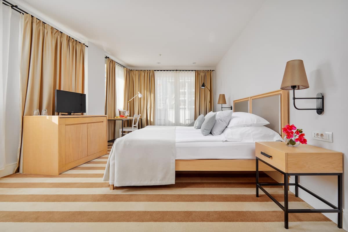 1 sovrum, sÀngtillbehör av högsta kvalitet och minibar