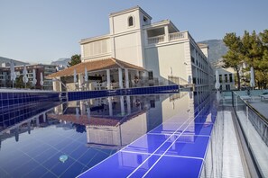 Een seizoensgebonden buitenzwembad en parasols bij het zwembad