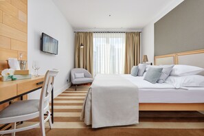 Habitación estándar con 1 cama doble o 2 individuales | Ropa de cama de alta calidad, minibar, caja fuerte y escritorio
